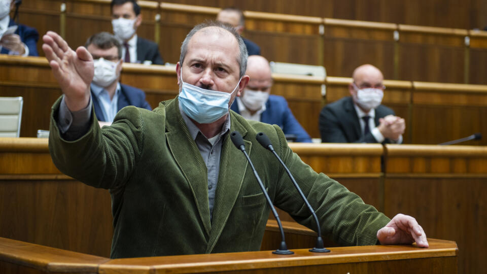 Na snímke poslanec NR SR Marian Kotleba (ĽSNS) blokuje rečnícky pult počas hlasovania o budúcoročnom štátnom rozpočte na 18. schôdzi parlamentu v Bratislave v stredu 9. decembra 2020. Parlament schválil zákon roka, teda návrh štátneho rozpočtu na budúci rok. Zahlasovalo zaň 91 zo 141 prítomných zákonodarcov. FOTO TASR - Jakub Kotian