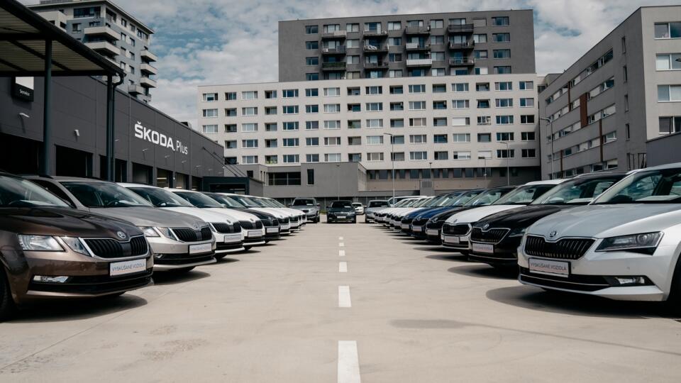 V rámci programu ŠKODA Plus je možné získať jednak staršie jazdené vozidlá rôznych značiek s garanciou pôvodu a technického stavu, ako i zánovné vozidlá značky ŠKODA do veku 18 mesiacov či nájazdu do 30 tisíc kilometrov.
