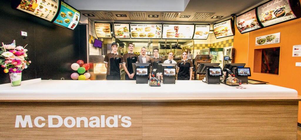 Prečo inžinieri a magistri pracujú v kuchyni v McDonald’s 1/2