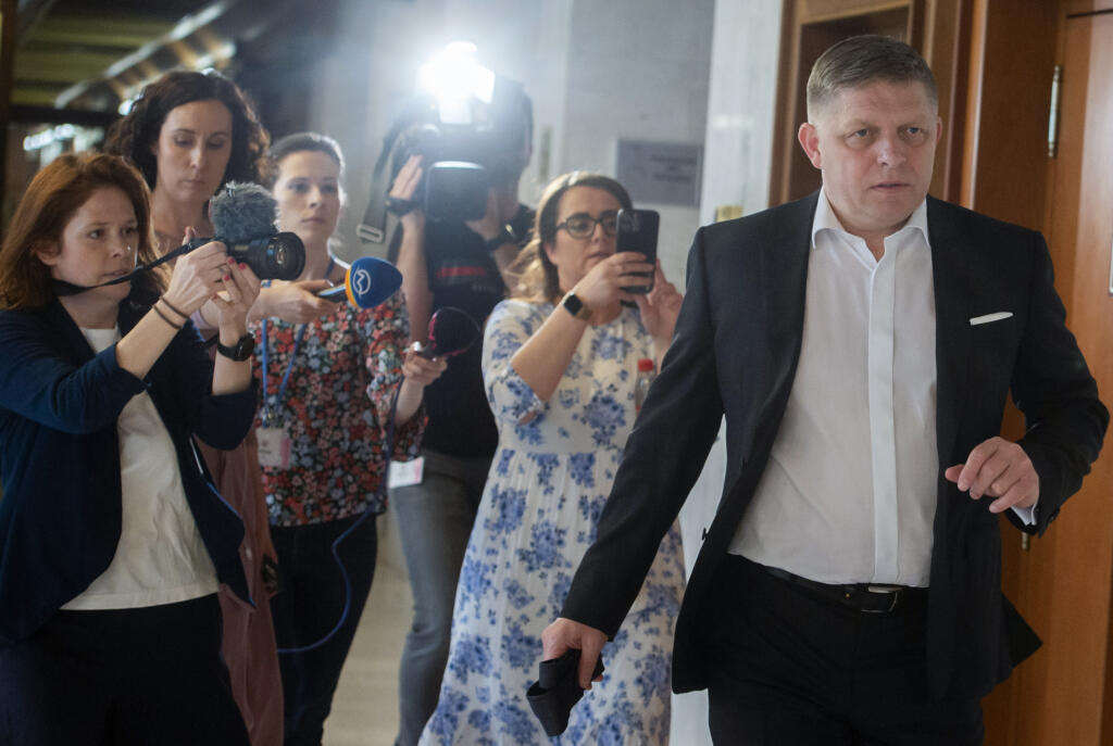 Poslanci Národnej rady (NR) SR v stredajšom hlasovaní neodsúhlasili žiadosť Generálnej prokuratúry (GP) SR o vzatie poslanca Roberta Fica (Smer-SD) do väzby. Na snímke vpravo poslanec Robert Fico (Smer-SD) po hlasovaní 4. mája 2022 v Bratislave. FOTO TASR - Martin Baumann
