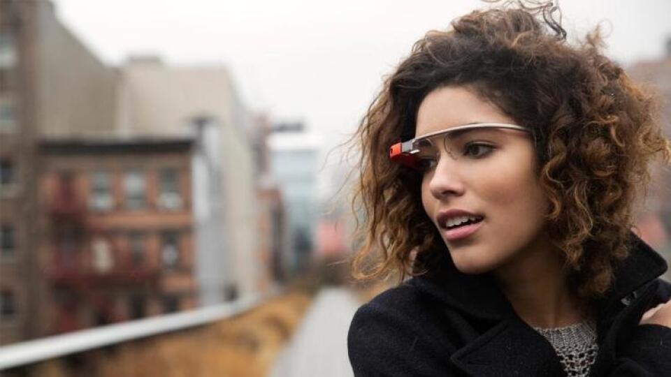 Google Glass: Stihli poblázniť celý
svet ešte pred tým, ako sa vôbec začali
predávať.