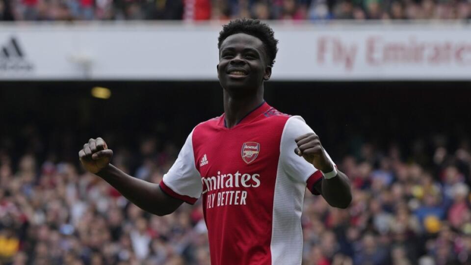 EBE 39 Londýn - Na snímke hráč Arsenalu Bukayo Saka oslavuje svoj gól a druhý mužstva v 32. minúte zápasu 34. kola anglickej Premier League vo futbale Arsenal FC - Manchester United v Londýne 23. apríla 2022. FOTO TASR/AP
Arsenal's Bukayo Saka celebrates after scoring his side's second goal from the penalty spot during an English Premier League soccer match between Arsenal and Manchester United at the Emirates stadium in London, Saturday April 23, 2022. (AP Photo/Alastair J. Grant)