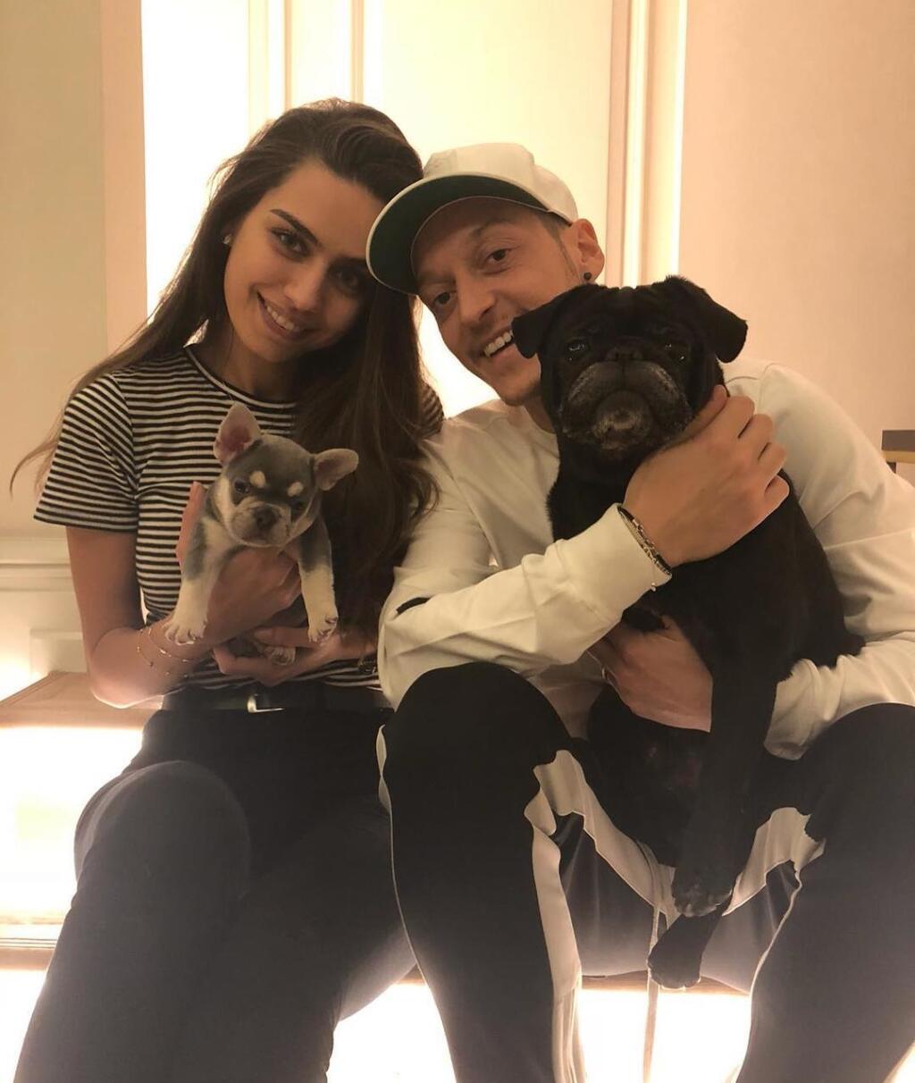 Mesut Özil a jeho manželka Amine Özil. Pre nemeckého reprezentanta je bezpečnosť dôležitá. Aj preto dom, v ktorom tento pár býva, aktuálne stráži SBS.