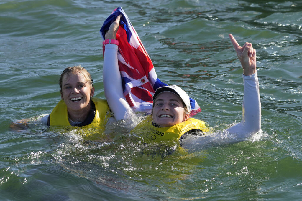 EBE 53 Tokio - Na snímke britské jachtárky Hannah Millsová a Eilidh McIntyreová oslavujú víťazstvo na XXXII. letných OH 2020 v Tokiu v triede 470er žien v prístave Enošima v stredu 4. augusta 2021. FOTO TASR/AP
Great Britain's Hanna Mills and Eilidh McIntyre celebrate after winning the women's 470 race at the 2020 Summer Olympics, Wednesday, Aug. 4, 2021, in Fujisawa, Japan. (AP Photo/Gregorio Borgia)