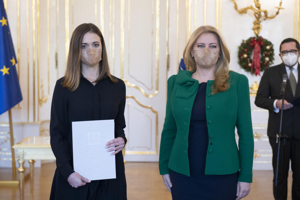 Na snímke vpravo prezidentka SR Zuzana Čaputová a vľavo sudkyňa Tatiana Forgáčová počas vymenovania sudcov do všeobecných súdov bez časového obmedzenia 7. decembra 2021 v Bratislave. FOTO TASR - Pavel Neubauer