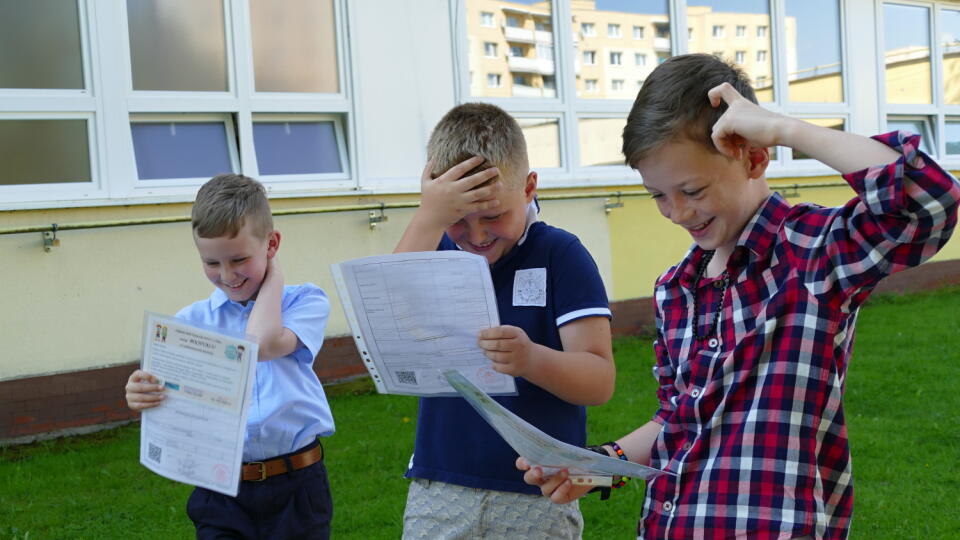 Prevzatím koncoročných vysvedčení sa začínajú žiakom letné prázdniny.