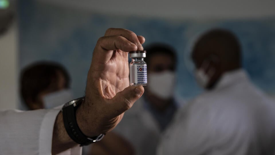 KK26 Havana - Lekár ukazuje prázdnu ampulku s experimentálnou vakcínou Soberana 02 proti ochoreniu Covid-19 počas novinárskej prehliadky vo výrobni vakcín 25. februára 2021 v Havane. FOTO TASR/AP
A doctor shows an empty vial of the experimental Soberana 02 vaccine for COVID-19 being developed at the Molecular Immunity Center during a media tour of the facility's vaccine production in Havana, Cuba, Thursday, Feb. 25, 2021. (AP Photo/Ramon Espinosa)