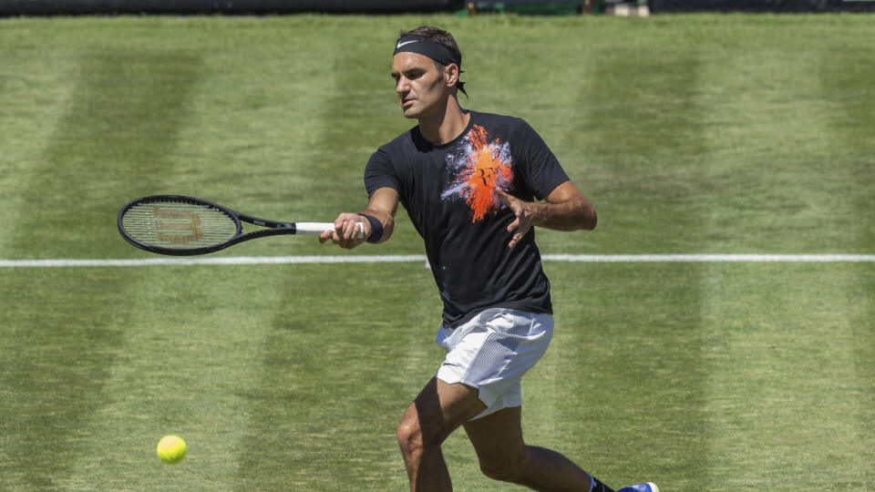 Roger Federer na tréningu pred slávnym Wimbledonom.