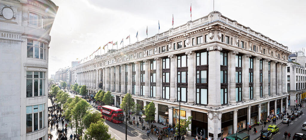 Obchody a nákupné centrá s krásnou výzdobou k predvianočnému zhonu jednoducho patria. Selfridges však nie je hocijaké nákupné centrum, ale to, v ktorom Rowan Atkinson nekonečne dlho balil šperk, ktorý nebol určený manželke, ale potenciálnej milenke. Áno, uhádli ste, že scéna je z kultového filmu Láska nebeská, bez ktorého si asi ani jedna z nás nevie predstaviť Vianoce. Aj ďalšie vianočné zákutia Londýna vám pripomenú túto vydarenú komédiu a postarajú sa o dokonalú romantiku.