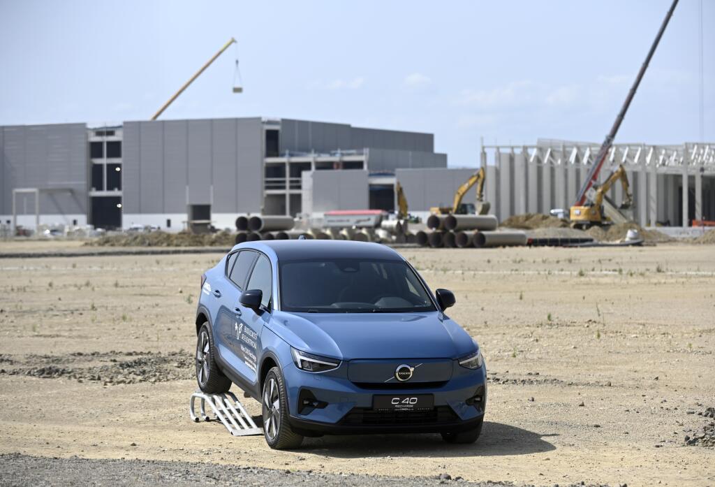 Na snímke výstavba automobilky Volvo vo Valalikoch pri Košiciach 21. júna 2024. Automobilka bude súčasťou štátneho priemyselného parku Valaliky Industrial Park, s ktorého výstavbou sa začalo vlani vo februári. V závode spoločnosti Volvo Cars budú vyrábať elektromobily, pričom chcú produkovať 250.000 vozidiel ročne. Pri plnej prevádzke by tu mohlo pracovať do 5000 ľudí. S nákladmi takmer 1,2 miliardy eur je táto investícia jednou z najvýznamnejších v automobilovom sektore a zároveň najvýznamnejší