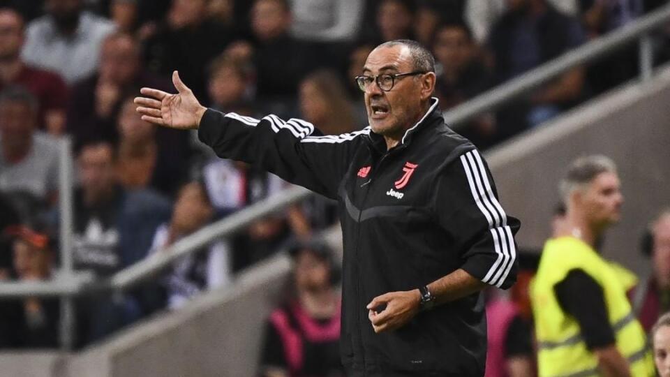 Tréner futbalistov Juventusu Turín Maurizio Sarri sa zapojil do boja proti pandémii koronavírusu.