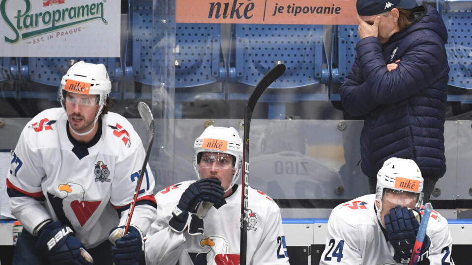 Na snímke tréner Slovana Roman Stantien (hore vpravo) v hokejovom zápase 4. kola Tipos extraligy medzi HC Slovan Bratislava - HC 07 Detva.