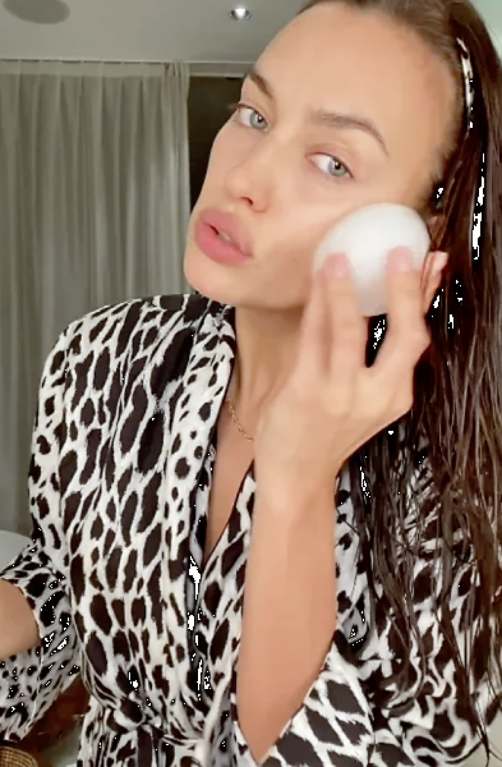 Irina Shayk má overené, že chlad prekrví pokožku, čím sa zlepší aj prísun živín, a, naopak, odvedie nadbytočné tekutiny