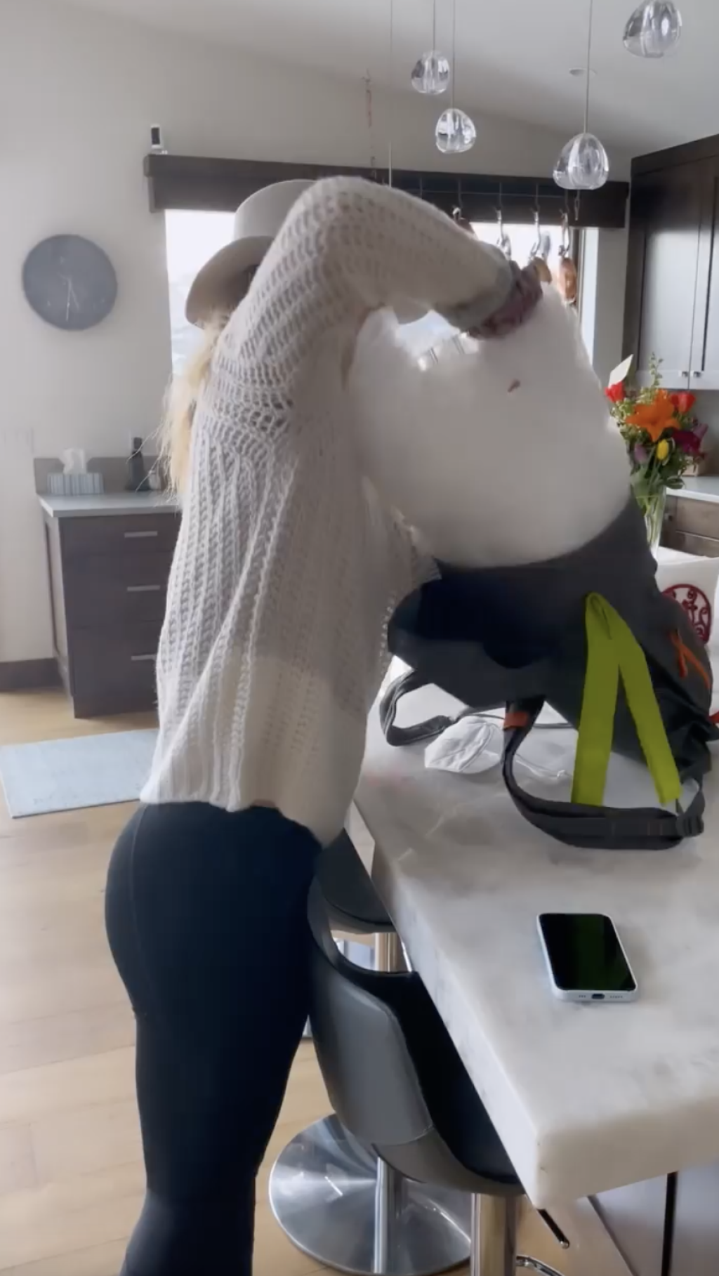 Mikaela už doma vybalila veľký krištáľový glóbus.