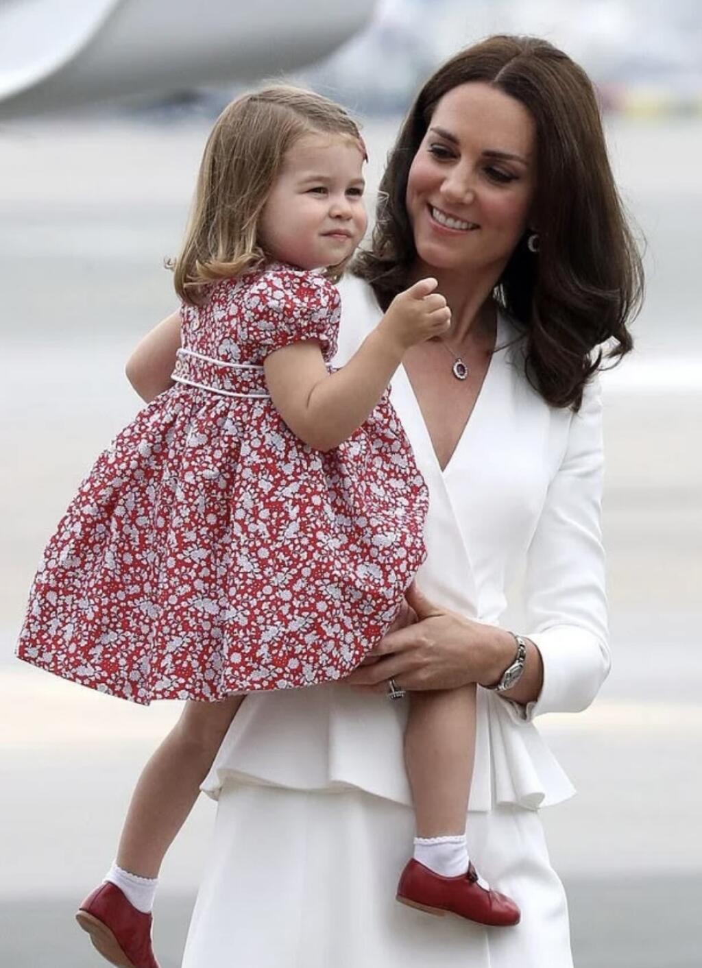 Kate Middleton s dcérkou v šatách Alexander McQueen