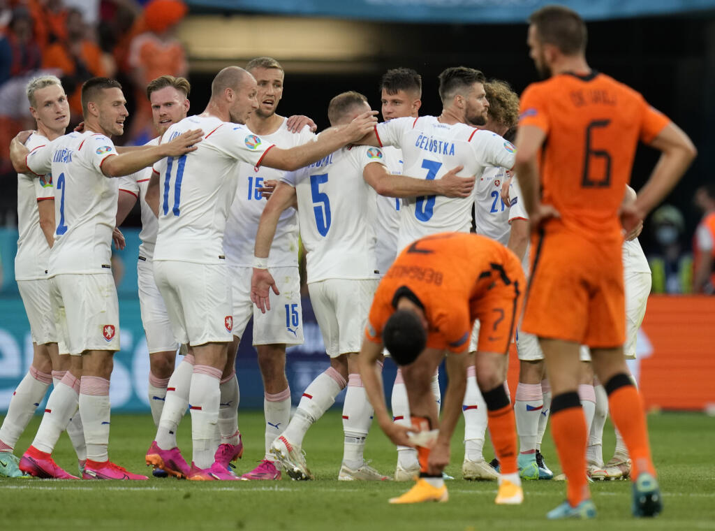 KK93 Budapešť - Na snímke českí futbalisti (v bielom) sa tešia z víťazstva 2:0 po osemfinálovom zápase Holandsko - Česká republika na ME vo futbale 27. júna 2021 v Budapešti. FOTO TASR/AP
Czech Republic's players, white, celebrate after winning the Euro 2020 soccer championship round of 16 match between Netherlands and Czech Republic at the Ferenc Puskas stadium in Budapest, Hungary, Sunday, June 27, 2021. (AP Photo/Darko Bandic, Pool)