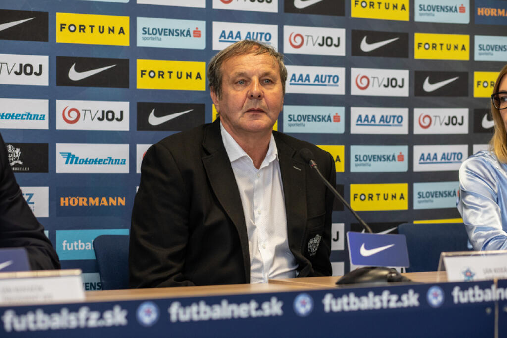 Ján Kozák - Koniec trénera futbalovej reprezentácie bol nečakaný a nečakanejším bol ešte dôvod, prečo sa tak Ján Kozák rozhodol. Po októbrovom zápase s Českom (1:2) v Lige národov na štadióne v Trnave sa totiž sedmička hráčov vydala do ulíc a do hotela v Senci sa vrátila až v nočných hodinách. Aby toho nebolo málo, keď sa vracali, nachytal ich práve Kozák, ktorý v noci nemohol zaspať a rozmýšľal nad príčinami prehry s naším rivalom. Po nedeľňajšom tréningu, ktorého sa zúčastnila aj inkriminovaná sedmička hráčov - Vladimír Weiss, Milan Škriniar, Stanislav Lobotka, Martin Dúbravka, Ľubomír Šatka, Norbert Gyömbér a Michal Šulla - sa Kozák rozhodol skončiť na lavičke národného tímu. „Beriem to, akoby mi napľuli do tváre,“ povedal exkluzívne pre Šport24.sk. Ešte väčší rozruch však vyvolala jeho tlačovka, na ktorej si tradične nedával servítky pred ústa a z jeho úst sa doslova chrlili oheň a síra.