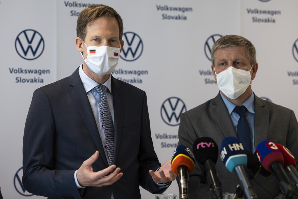 Na snímke zľava člen predstavenstva pre personálnu oblasť spoločnosti Volkswagen Slovakia Sebastian Krapoth a minister zdravotníctva SR Vladimír Lengvarský (nominant OĽaNO) počas tlačovej konferencie k spusteniu očkovania proti ochoreniu Covid-19 v závodoch spoločnosti Volkswagen Slovakia, v Bratislave 14. júna 2021. FOTO TASR - Jaroslav Novák