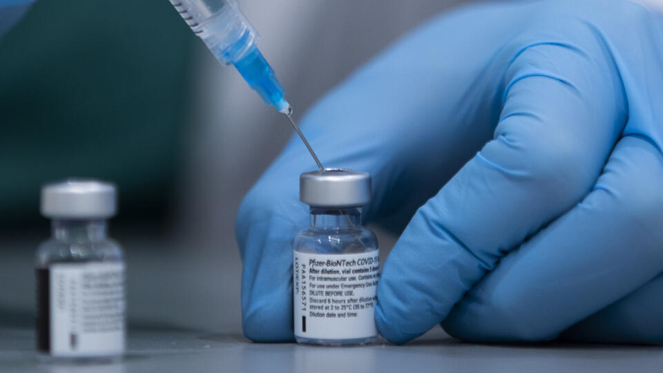 KK24 Ramat Gan - Zdravotníčka naťahuje do injekčnej striekačky vakcínu od spoločnosti Pfizer-BioNTech na očkovanie proti ochoreniu COVID-19, v nemocnici v izraelskom meste Ramat Gan 12. januára 2021. Mesiac po začatí hromadného očkovania proti novému druhu koronavírusu v Izraeli sa vďaka vakcíne počet novonakazených výrazne znížil. Vyplýva to z výsledkov prvej štúdie najväčšej izraelskej poisťovne Klalit, informovala rakúska stanica ORF. FOTO TASR/AP
A health care professional prepares a Pfizer