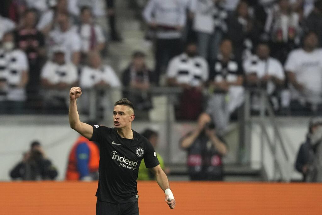 Hráč Frankfurtu Rafael Santos Borre oslavuje po tom, ako strelil úvodný gól v odvete semifinále Európskej ligy Eintracht Frankfurt - West Ham United vo Frankfurte 5. mája 2022.