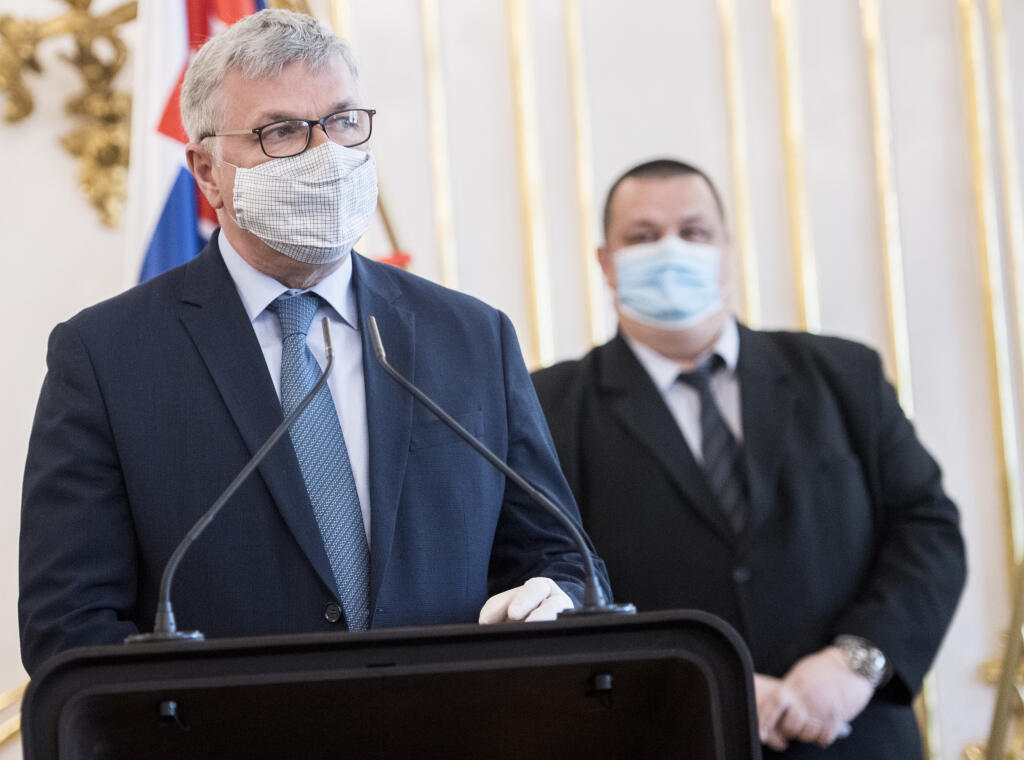 Prezidentka SR Zuzana Čaputová sa stretla s odborníkmi na epidemiológiu a ekonomiku. Na snímke zľava predseda Rady pre rozpočtovú zodpovednosť Ivan Šramko a hlavný hygienik SR Ján Mikas s ochrannými rúškami počas spoločnej tlačovej konferencie po stretnutí v Prezidentskom paláci v Bratislave v utorok 14. apríla 2020. Na stretnutí s hlavou štátu sa zúčastnili Andrea Kalavská, Zuzana Krištúfková, Ján Mikas, Martin Smatana, Ľudovít Ódor, Ivan Šramko, Štefan Kišš a Lívia Vašáková. FOTO TASR - Martin