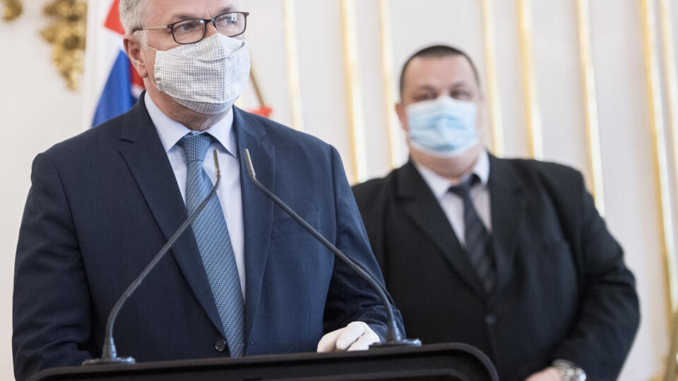 Prezidentka SR Zuzana Čaputová sa stretla s odborníkmi na epidemiológiu a ekonomiku. Na snímke zľava predseda Rady pre rozpočtovú zodpovednosť Ivan Šramko a hlavný hygienik SR Ján Mikas s ochrannými rúškami počas spoločnej tlačovej konferencie po stretnutí v Prezidentskom paláci v Bratislave v utorok 14. apríla 2020. Na stretnutí s hlavou štátu sa zúčastnili Andrea Kalavská, Zuzana Krištúfková, Ján Mikas, Martin Smatana, Ľudovít Ódor, Ivan Šramko, Štefan Kišš a Lívia Vašáková. FOTO TASR - Martin