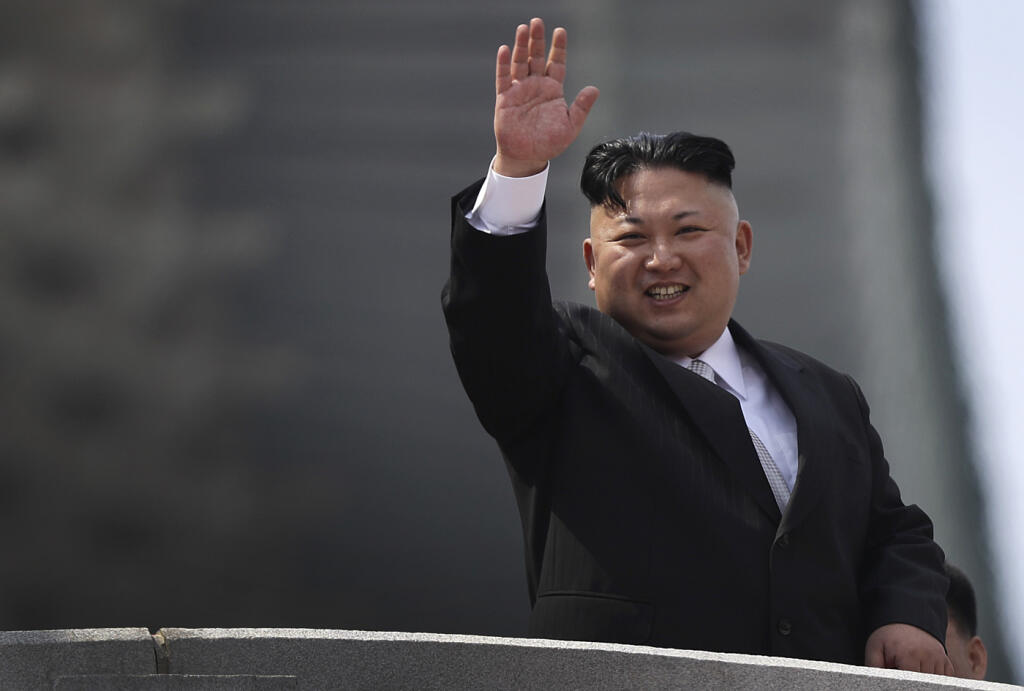 Kim Čong-un počas vojenskej prehliadky