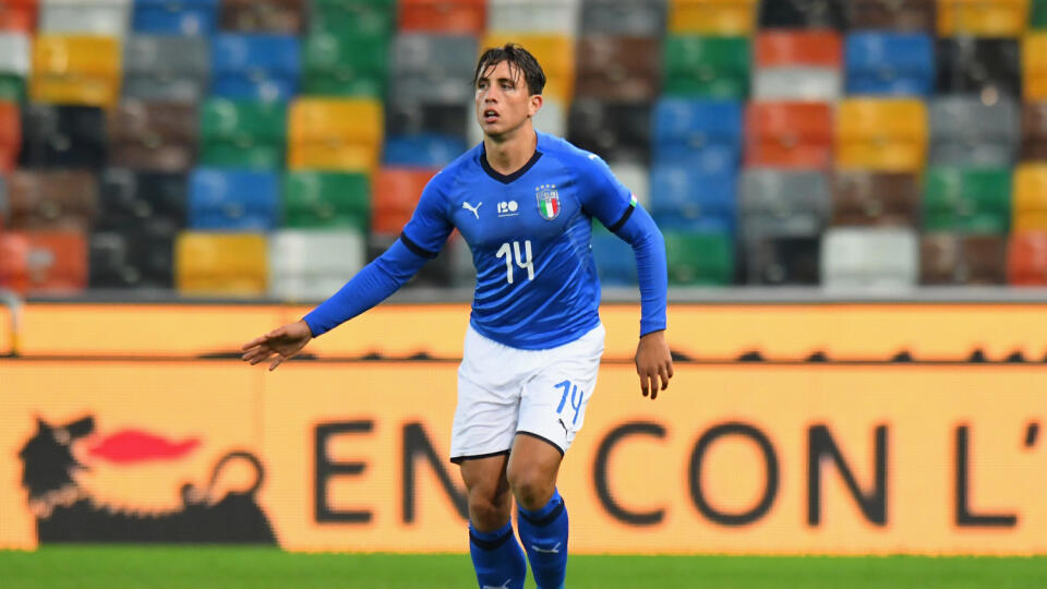 Taliansky futbalista Luca Pellegrini je krok od prestupu Juventusu Turín. Mládežnícky reprezentant v nedeľu absolvoval lekárske testy pred podpisom zmluvy na päť rokov.