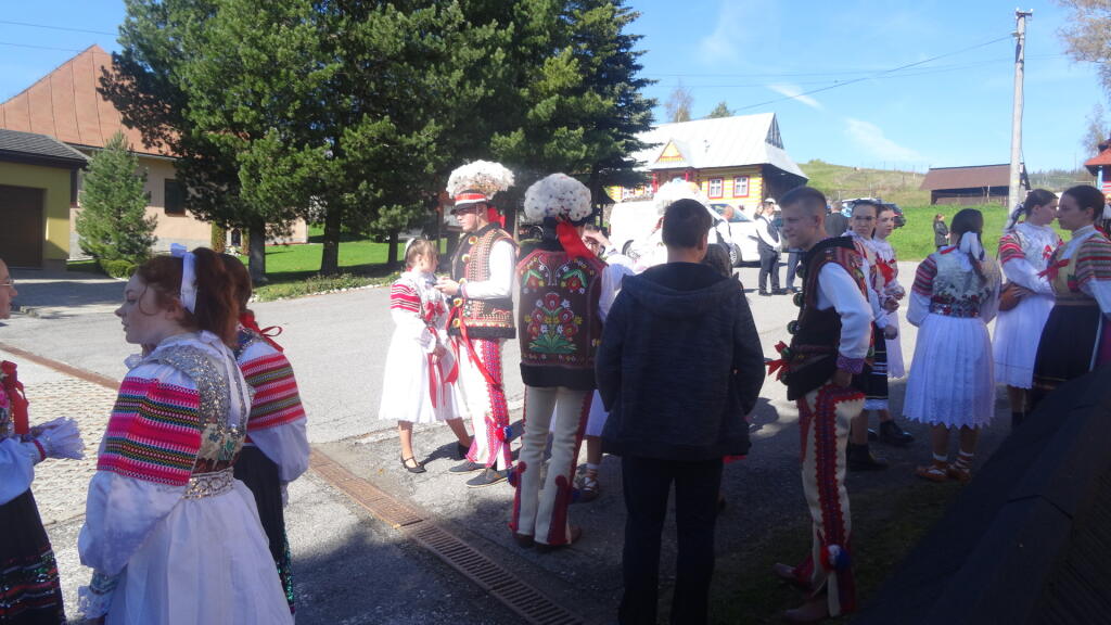 Mladé dievčatá malí svetlé oblečenie napriek tomu, že sa pripravovali na pohreb.