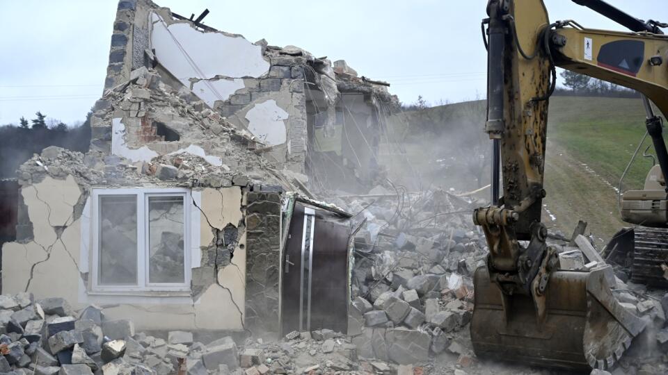Na snímke demolácia poškodeného domu po októbrovom zemetrasení v obci Baškovce v okrese Humenné 14. decembra 2023. FOTO TASR - Roman Hanc