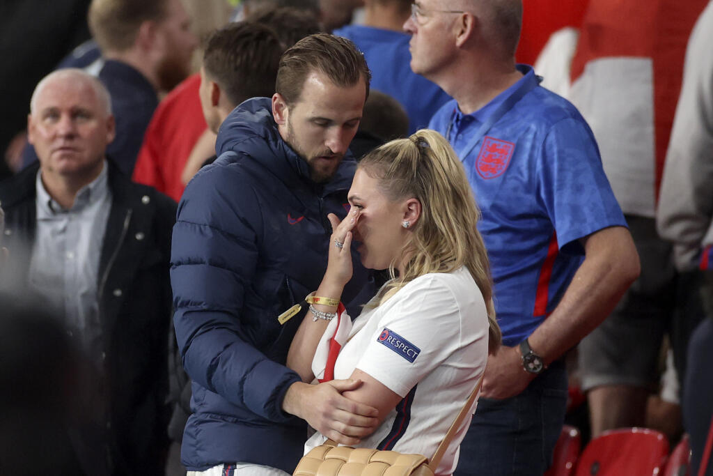 WA 5 Londýn - Kapitán anglickej futbalovej reprezentácie Harry Kane objíma svoju manželku Kate po prehre vo finálovom zápase Anglicko - Taliansko na EURO 2020 vo futbale v londýnskom Wembley 11. júla 2021. FOTO TASR/AP
England's Harry Kane embraces his wife Kate at the end of the Euro 2020 soccer championship final match between England and Italy at Wembley stadium in London, Sunday, July 11, 2021. Italy defeated England 3-2 in a penalty shootout after the game ended in a 1-1 draw. (Carl Recine