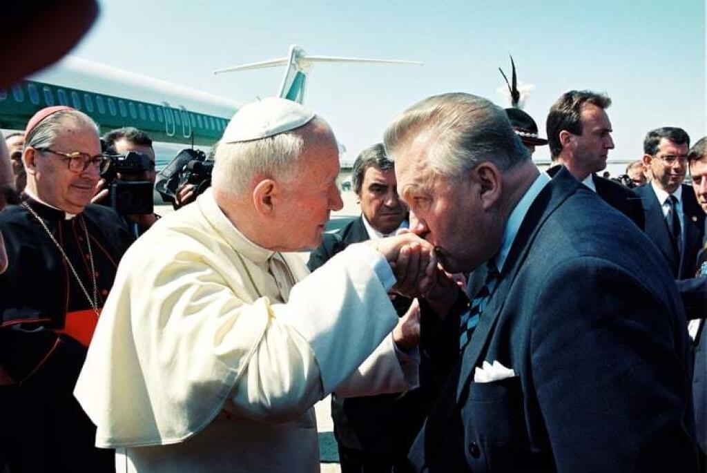 Česť stretnúť sa s pápežom mal doteraz každý prezident Slovenskej republiky. Exprezident Michal Kováč (vpravo) sa s pápežom Jánom Pavlom II stretol ešte v roku 1995.