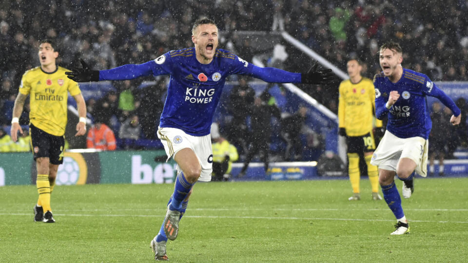 Hráči Leicestru City triumfovali na ihrisku Aston Villy 4:1 a znížili stratu na vedúci FC Liverpool na osem bodov.
Leicester's Jamie Vardy celebrates after scoring the opening goal during the English Premier League soccer match between Leicester City and Arsenal at the King Power Stadium in Leicester, England, Saturday, Nov. 9, 2019. (AP Photo/Rui Vieira)