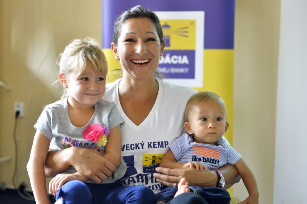 Slovenská plavkyňa Martina Moravcová (uprostred) s deťmi Karolínkou (vľavo) a Miškom počas 5. ročníka letného plaveckého kempu v roku 2014.