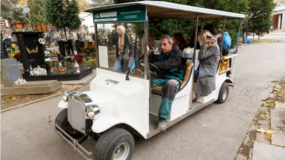K hrobu vás zadarmo odvezie elektromobil.