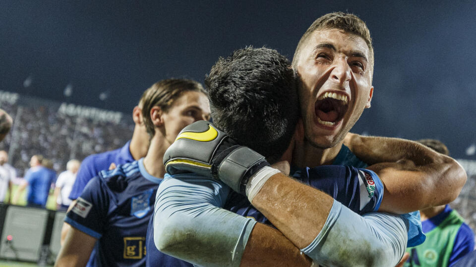 Na snímke hráči Slovana sa radujú z postupu do skupinovej fázy po skončení odvetného zápasu playoff Európskej ligy medzi ŠK Slovan Bratislava a Paok FC.