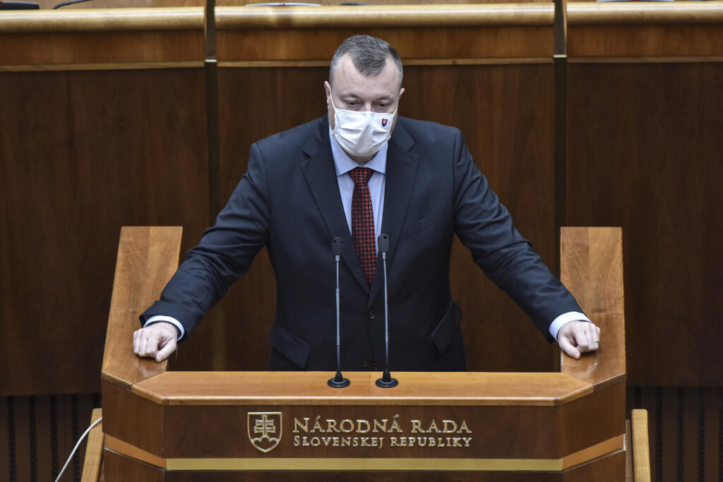 Na snímke minister práce, sociálnych vecí a rodiny SR Milan Krajniak (Sme rodina) počas 16. schôdze Národnej rady Slovenskej republiky, 20. októbra 2020 v Bratislave. FOTO TASR - Pavol Zachar