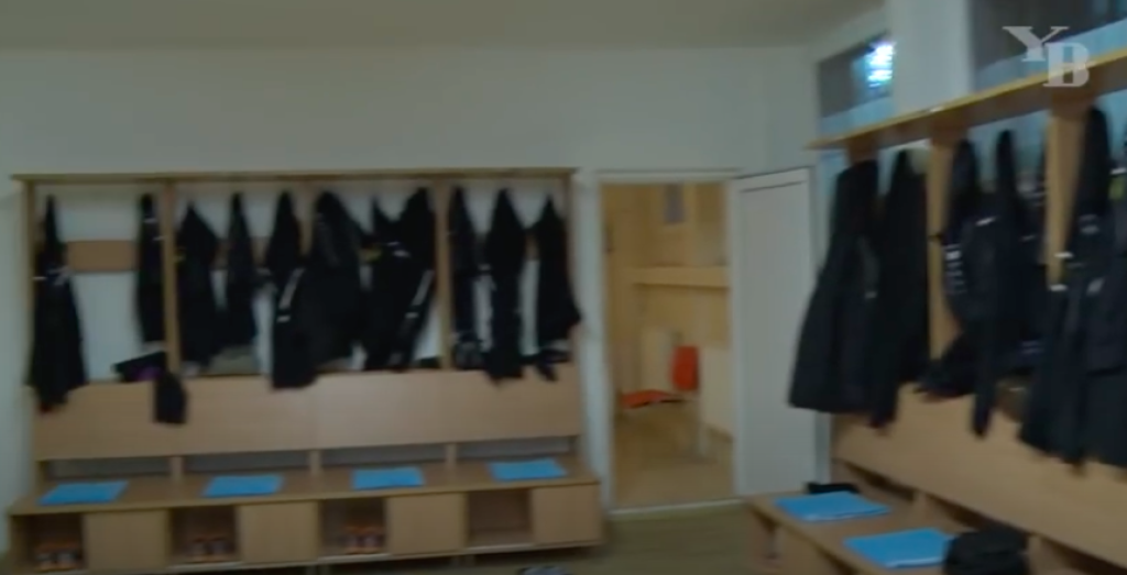 Prekvapilo ho, že tunel pred vstupom na hraciu plochu nie je zrovna v ideálnom stave a ani šatne nie sú na najvyššej úrovni.