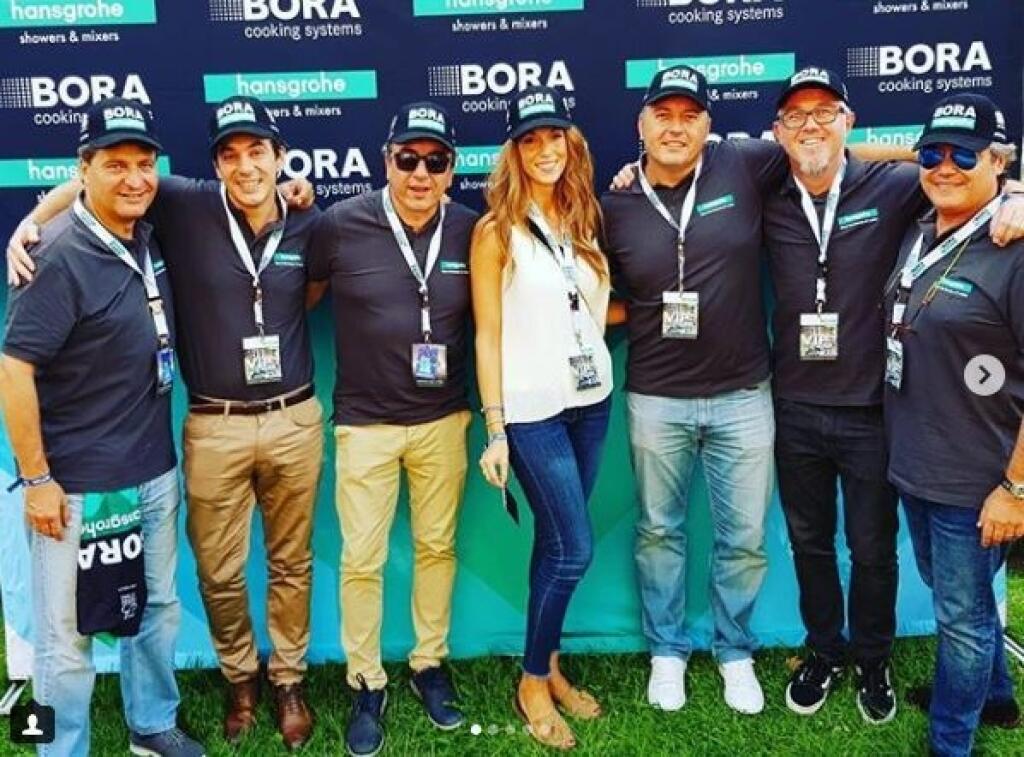 Na konci Vuelty sa okolo Saganovho tímu krútila sympatická Laura. Tá sa fotila pri oslavách konca pretekov. Navyše, Laura, ktorá sa pochválila dňom s Borou na instagrame, sa náramne podobá na Peťovu manželku Katarínu. Snáď si ju s ňou nikto nepomýlil.