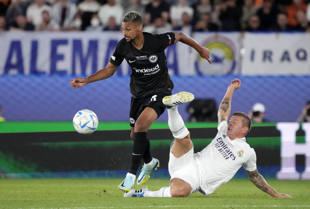 Na snímke hráč Realu Madrid Toni Kroos (vpravo) a Djibril Sow z Frankfurtu počas zápasu finále európskeho Superpohára UEFA Real Madrid - Eintracht Frankfurt na Olympijskom štadióne v Helsinkách 10. augusta 2022. FOTO TASR/AP
