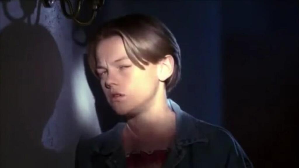 Leo DiCaprio (46): Critters 3 (1991): Zjavne existuje trend slávnych mužských hercov odrážajúcich sa z hororov. V jednom z nich o ľudožravých chlpatých príšerách si Leo DiCaprio strihol nezabudnuteľnú scénu, v ktorej sleduje smrť svojho nevlastného otca. Už dva roky nato sa na prahu dospelosti blysol v oceňovanej dráme Čo žerie Gilberta Grapea po boku Johnnyho Deppa a Juliette Lewis.