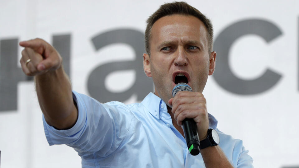 KK16 Moskva - Na archívnej snímke z 20. júla 2019 ruský opozičný aktivista Alexej Navaľnyj počas protestu v Moskve. Klinické testy vzoriek odobratých ruskému opozičnému politikovi Alexejovi Navaľnému nepreukázali žiadne stopy po otrave. Oznámil to v piatok 21. augusta 2020 Anatolij Kaliničenko, zástupca primára jednotky intenzívnej starostlivosti nemocnice v meste Omsk, kde je Navaľnyj hospitalizovaný. Citovali ho agentúry Reuters a TASS. Podľa Kaliničenka sa lekári momentálne nedomnievajú, že b