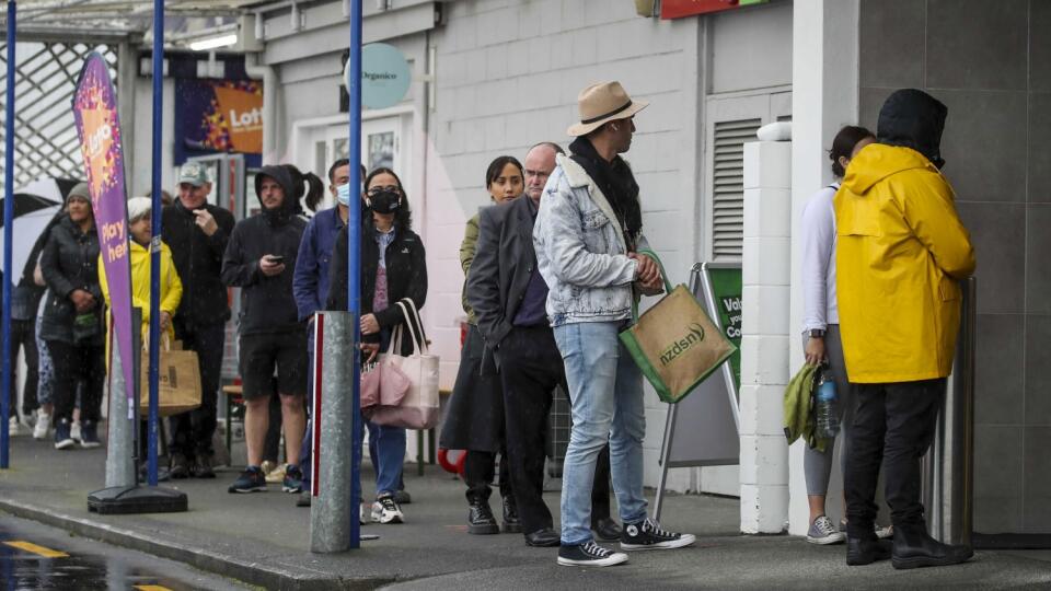 KK11 Auckland - Zákazníci čakajú v rade do supermarketu 17. augusta 2021 v Aucklande. Nový Zéland zavedie na tri dni v celej krajine lockdown po tom, ako tamojšie úrady informovali o prvom prípade komunitného prenosu koronavírusu za posledný polrok. Novozélandskú premiérku Jacindu Ardernovú citovala v utorok agentúra AFP. FOTO TASR/AP
Shoppers lineup to enter a supermarket in Auckland, New Zealand, Tuesday, Aug. 17, 2021. New Zealand's government took drastic action Tuesday by putting the entire