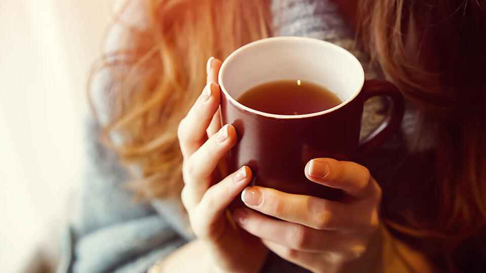 Drink,Tea,Relax,Cosy,Photo,With,Blurred,Background.,Female,Hands