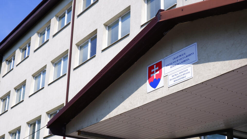 Na snímke z 13. septembra 2020 budova úradu práce, sociálnych vecí a rodiny v Rimavskej Sobote. EASYFOTO TASR - Karin Ošvárthová