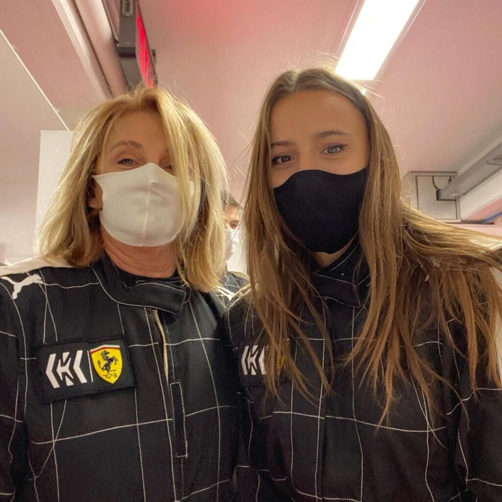 Leclercova priateľka Charlotte si deň v kokpite formuly 1 užila naplno.