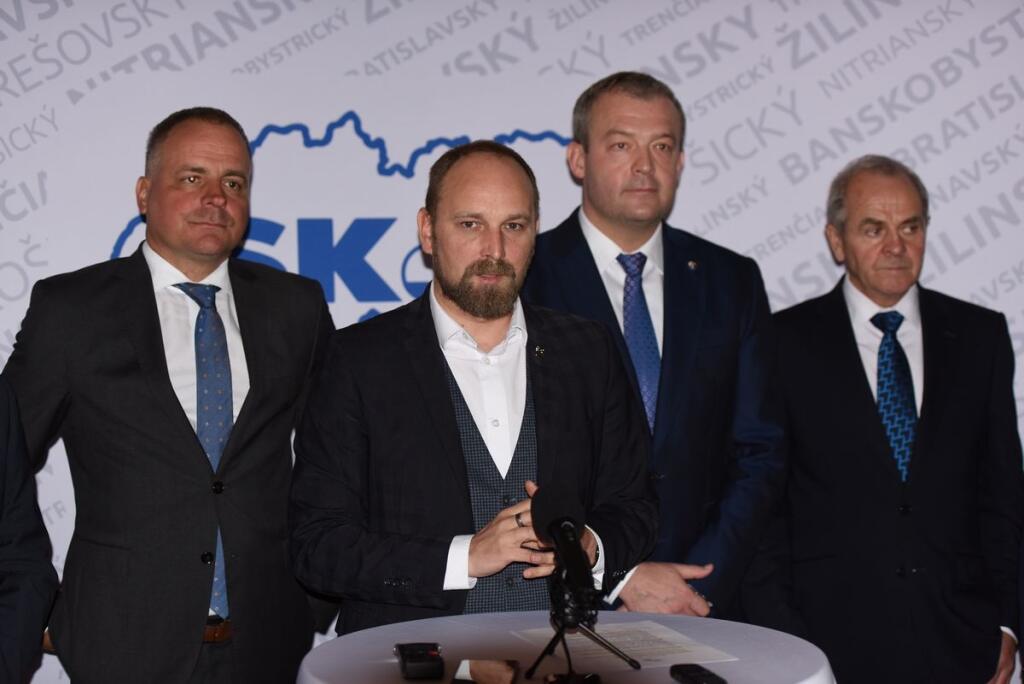 Jaroslav Baška (tretí zľava), predseda Trenčianského kraja