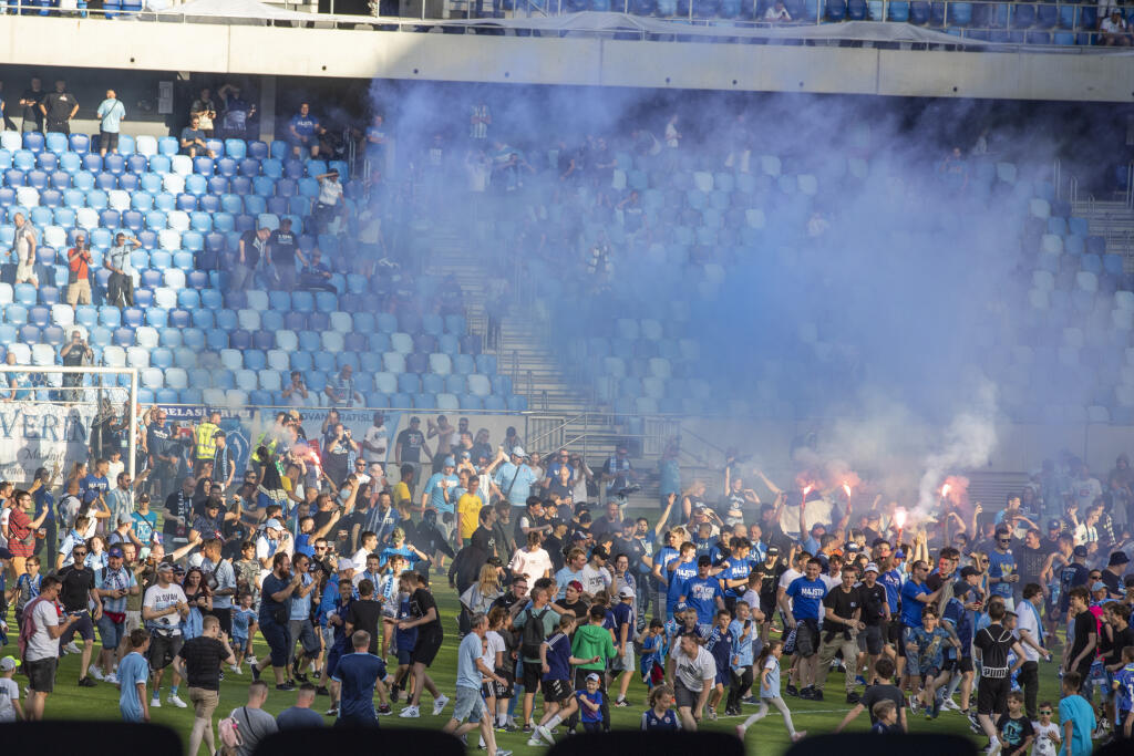 Na snímke futbalisti Slovana Bratislava , ktorý oslavujú zisk 4. titulu Fortuna ligy za sebou.