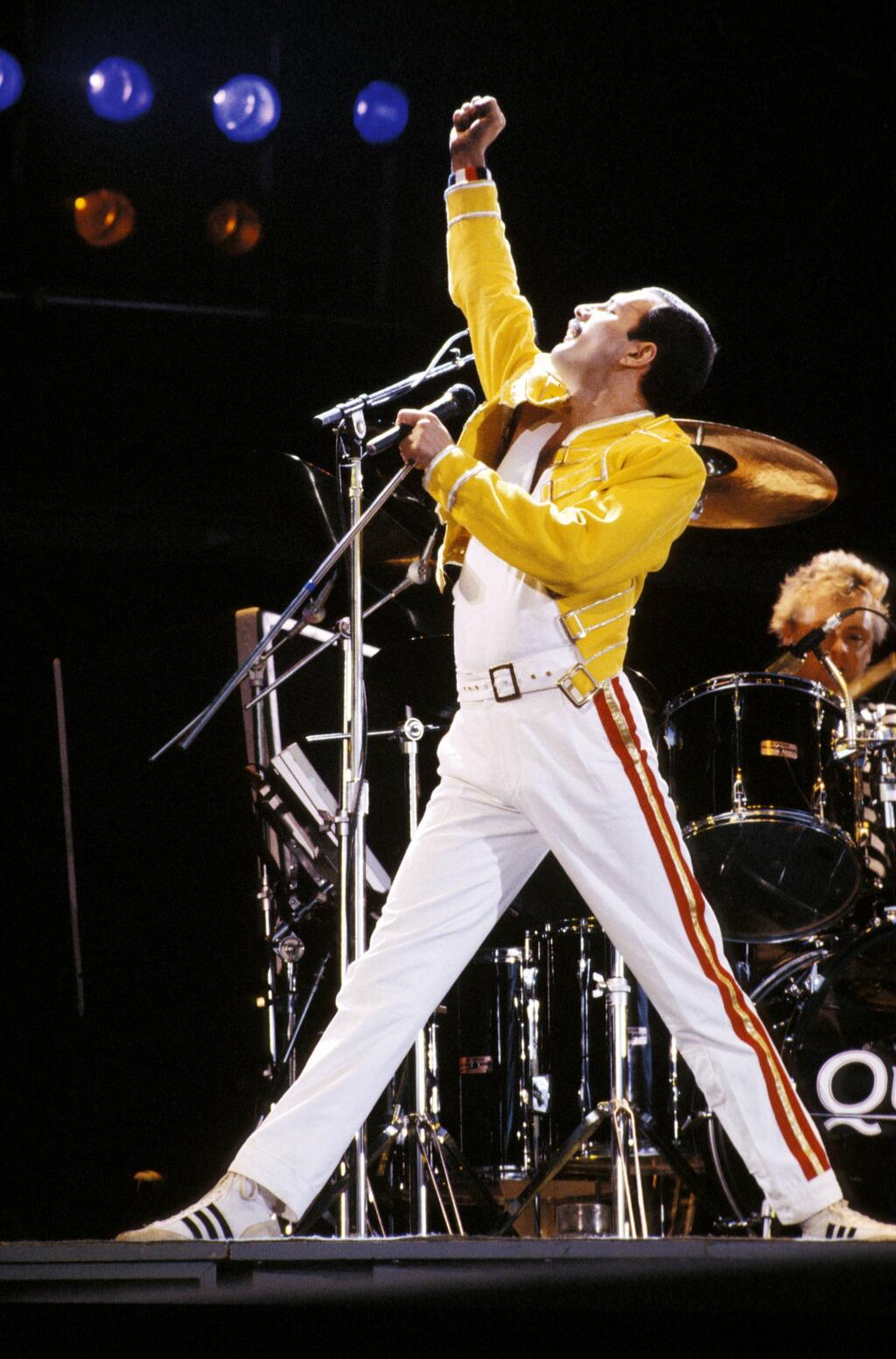 Freddie Mercury v roku 1985 na koncerte Live Aid vo Wembley.