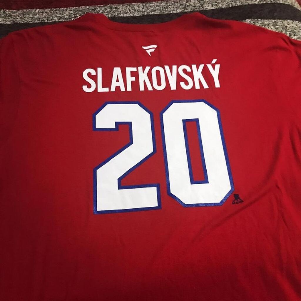 Nielenže sa stal jednotkou draftu, ale vôbec ako prvý slovenský hokejista má na drese menovku aj s diakritikou